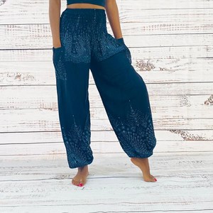 Pantalones de Mujer Estilo Hippie Boho con Estampado Floral, 100% Seda, Tallas Pequeñas y Grandes, Pantalones Fluidos con Cintura Alta Elástica y Pierna Abierta - Product Image 4