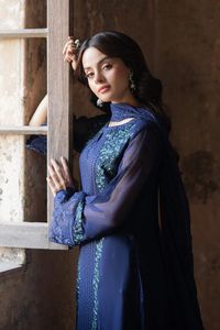 सुमैरा संग्रह में सेरीन सैफरे शिफॉन डीप नेवी ब्लू का परिचय सीक्वेंस-कढ़ाई के साथ जोड़ा गया