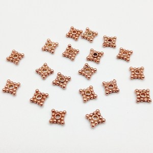 Cuentas espaciadoras cuadradas de 5x1mm chapadas en oro, plata y oro rosa, suministros para la fabricación de joyas, cuentas planas de cobre y acero - Empaquetadas en bolsa - Product Image 1