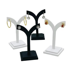 Porte-bijoux blanc et noir avec un design élégant et simple Idéal pour organiser des bagues, des boucles d'oreilles et des colliers pour un usage quotidien - Product Image 1