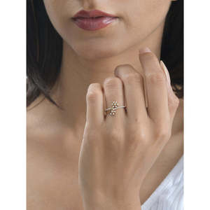 Anillo de diamante de flor cruzada cultivada en laboratorio Pieza de joyería única y elegante - Product Image 4