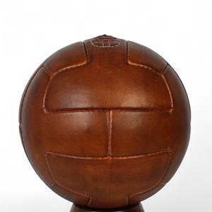 ลูกฟุตบอลโบราณสีน้ำตาล ปี 1930 คลาสสิกย้อนยุค หนังวัวแท้ 100% ปรับแต่งได้ฟรี ขนาดตัวอย่างเบอร์ 5 รุ่น T แผง - พร้อมฐานไม้ - Product Image 2