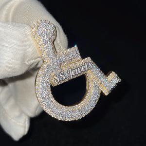 Pendentif Hip Hop en argent 925 personnalisé pour homme avec fauteuil roulant pour lui de la collection Colliers Moissanite - Product Image 1