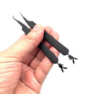 Pinces à épiler noires mates à angle de 45 degrés et droites avec charme Bad Bunny, impression de logo personnalisée, service OEM - Product Image 2