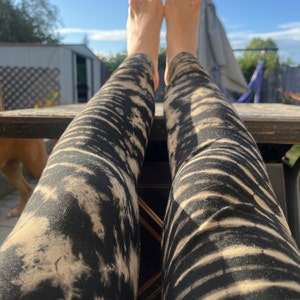 Pantalones de Yoga de Verano Personalizables de Alta Calidad para Mujer, Leggings Deportivos con un Patrón Abstracto - Product Image 4