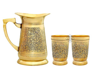 Pichet à eau en laiton pur de conception gravée à la main avec 2 verres de gobelet pour boire et servir. - Product Image 4