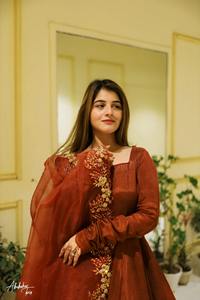 Robe longue Anarkali Lehenga Choli en acrylique de qualité supérieure pour femmes, tenue de mariage traditionnelle, séchage rapide, évacuation de l'humidité, protection solaire - Product Image 3