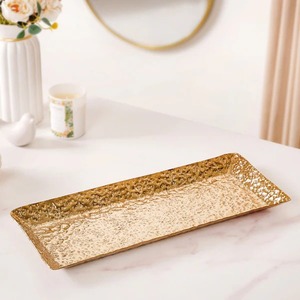 Bandeja larga de metal rectangular dorada ecológica, diseño moderno de 16x6 pulgadas para uso en fiestas y hoteles - Product Image 2