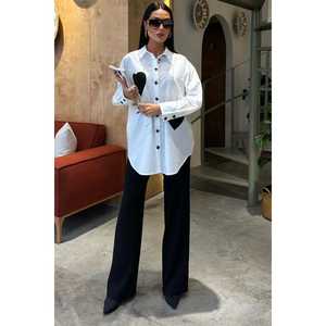 Chemise en popeline oversize avec broderie en forme de cœur et détails boutonnés, collection 3430 - Product Image 1