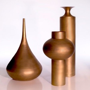 Vase en métal de couleur personnalisée Design classique fabriqué à la main Décoration de la maison Vase à fleurs en métal fini rustique Design fait à la main - Product Image 4