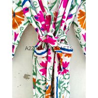 Suzani brodé à la main veste courte indien à la main amis robe amusante Kimono veste Kimono Kantha couette Kimono porter devant côté