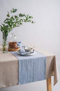 Caminos de mesa de lino hechos a mano con delicados bordados, creados para decorar mesas de comedor de forma artística en hogares únicos. - Product Image 5