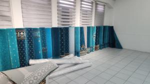 Tapis Adiva tissé à la machine, motif floral moderne, à poils longs, avec envers en jute, fabriqué à Gaziantep, pour salon, en polyester - Product Image 5