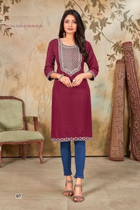 Kurti en soie russe de style traditionnel indien avec des rayures jacquard pour le mariage et la fête au prix d'exportation - Product Image 3