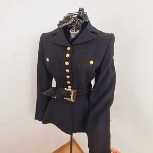 C'est une veste Love Shack Fancy Theda en laine mélangée noire - Product Image 6