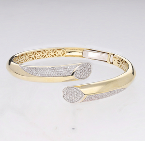 สร้อยข้อมือแบบเปิดชุบโรเดียมสีเหลืองทอง14K ประดับเพชรธรรมชาติดีไซน์ทรงหยดน้ำตาแบบปลายคู่ - Product Image 3