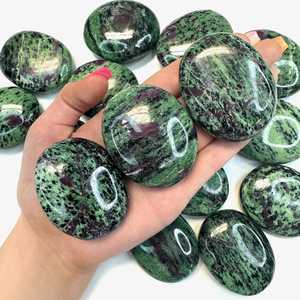 Piedra de Palma ovalada de zoisita de rubí verde pulido de alta calidad, cristal Natural, piedra semipreciosa artesanal, estilo de amor curativo de Chakra - Product Image 1