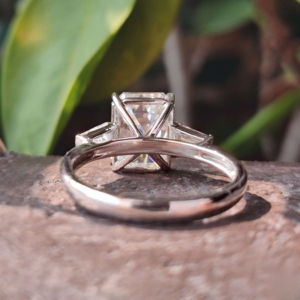 Anillos de boda de Plata de Ley 925 con solitario de diamante cultivado en laboratorio de corte esmeralda clásico de tres piedras para mujer - Product Image 5
