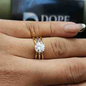 Anillo de Compromiso Exclusivo de Tres Hileras de Moissanita con Corte Redondo en Oro Amarillo y Plata de Ley 925, Certificado IGI, Estilo Moderno - Product Image 5