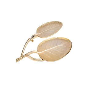 Bandeja de metal redonda moderna en esmalte negro hecha de hierro y latón - Product Image 5