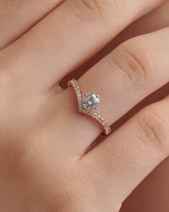 Bague Solitaire Ronde Chevron en Or 18Kt avec Diamant Central 025 Ct et Pierres Latérales 019 Ct Design Minimal Élégant pour Cadeaux - Product Image 1