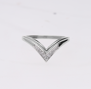 แหวนทองคำ 14K ชุบโรเดียม ลายเชฟรอน ประดับเพชรทรงบริลเลียนต์ธรรมชาติ ดีไซน์รูปตัววี ฝังแบบช่อง ดีไซน์เรียบหรูทันสมัย - Product Image 4