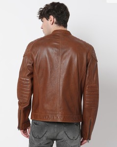 Chaqueta de moto para hombre de piel de oveja marrón, ecológica, transpirable, de invierno, estilo Cafe Racer, con hombros acolchados, cierre de cremallera vintage y cuello mandarín. - Product Image 2