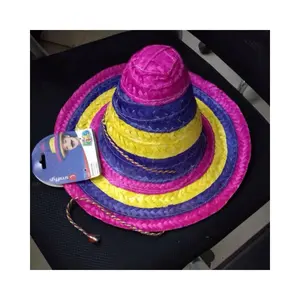 Красивая женская шляпа для путешествий и пляжа