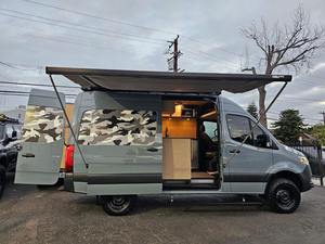 LUXURY RIDE 2022 Sprinter 2500 4x4 ~7 800 milles, Turbodiesel V6, 4 roues motrices, conversion en camping-car - Product Image 4