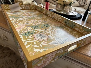 Superbe plateau émaillé floral rouge et crème fabriqué à la main dans un cadre en bois plateau décoratif pour idée cadeau maison - Product Image 5