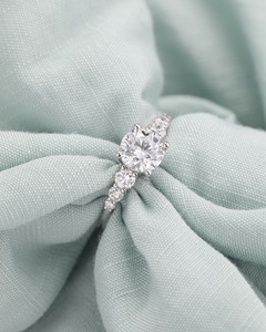Bague de fiançailles Moissanite coupe ronde de 7mm | Solitaire avec pierres latérales | OEM de bijoux fins de mariage de mariée en or ou en argent - Product Image 2