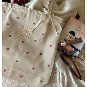 Sac fourre-tout en toile de coton minimaliste à imprimé cœur avec un motif de cœur minuscule sur toute la surface, beige et rouge, écologique, réutilisable, sac de transport quotidien - Product Image 1