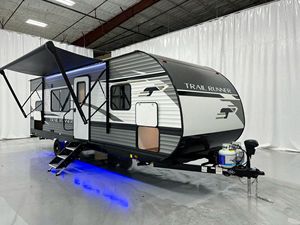 Caravane de voyage économique Trail Runner pour 6 personnes, légère, en aluminium, moderne, avec auvent et éclairage LED bleu - Product Image 1