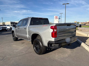 2024 1500 Custom Trail Boss Crew Cab 4WD R20 Sièges en cuir gauche Transmission automatique - Product Image 6