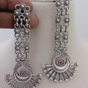 Juego de pendientes oxidados Peacocok Tribal Grace hechos a mano en un llamativo acabado plateado antiguo Fundición de metal de latón pesado - Product Image 1