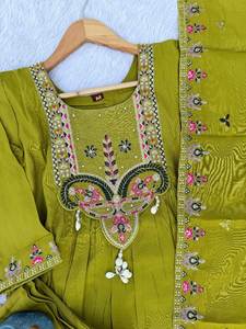 Ensemble de costume Anarkali en soie romaine de qualité supérieure, 3 pièces, Kurti prêt à porter, pantalon et dupatta brodé avec de lourds fils multicolores pour femmes - Product Image 5