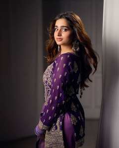 Designer pakistanais entièrement prêt à l'emploi Salwar Kameez 3 Pc Kurta Sharara ensemble pour fête, ensemble brodé. - Product Image 2