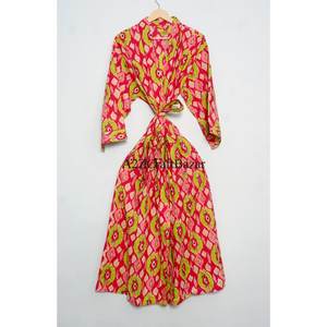 Kimono de algodón con estampado floral hecho a mano, cuello en V, diseño sencillo y estampado floral con técnicas tradicionales para ropa de noche. - Product Image 2