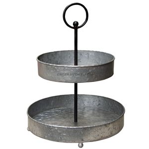 Plateau de service gris rustique à deux niveaux avec finition en métal et poignée robuste, idéal pour exposer des friandises et des objets décoratifs - Product Image 1