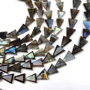 Cuentas de piedras preciosas con forma de triángulo facetado de labradorita llamativa Natural, cuentas talladas de fantasía de labradorita de 12x10mm para la fabricación de joyas a granel - Product Image 3
