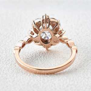 Anillo de compromiso Moissanite Halo de filigrana de corte ovalado elegante y único Categoría de producto premium - Product Image 2