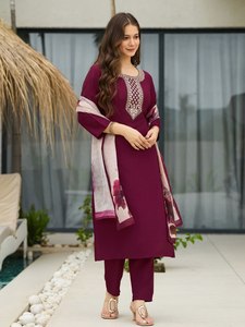 NOUVELLE COLLECTION EXCLUSIVE : SALWAR KAMEEZ MODERNE EN TISSU VISCOSE LÉGER ET RICHE, ORNÉ DE BRODERIES À PAILLETTES, PARFAIT POUR LES FÊTES - Product Image 5