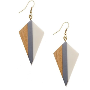 Boucles d'oreilles en bois de style ange en résine faites à la main pour femmes accessoire de mode de vente chaude pour les fêtes fabriquées en inde - Product Image 3