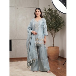 Kurta élégante à coupe droite avec manches trois-quarts et broderies complexes, 100% soie satinée, col en V, ensemble long 2 pièces - Product Image 1