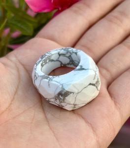 Anillo facetado de piedras preciosas de howlita natural, anillo hermoso tallado a mano, anillo llamativo, joyería de piedras preciosas de howlita - Product Image 1