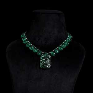 Couronne Relique Rare Vert Emeraude Sculpté Perles Bijoux Deep Luxe Touch Artisan Détail Regal Finition Prestige Charme Heritage Spark - Product Image 2