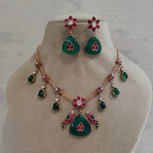 ชุดสร้อยคอดีไซน์เนอร์สีเขียวมรกตและทับทิมเครื่องประดับหินสีเขียวชุบทองสำหรับงานแต่งงานหรืองานหมั้นสำหรับผู้หญิง - Product Image 1