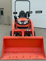Tracteur compact 4x4 avec chargeur et pelle rétrocaveuse, mini-tracteur Kubota BX23S avec chargeur à attache rapide et godet à fixation par broches, prêt à l'exportation.