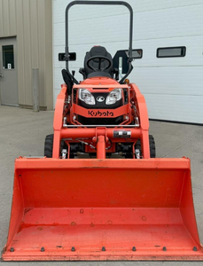 Tracteur compact 4x4 avec chargeur et pelle rétrocaveuse, mini-tracteur Kubota BX23S avec chargeur à attache rapide et godet à fixation par broches, prêt à l'exportation. - Product Image 4