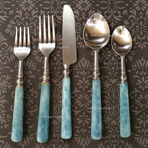 Juego de cubiertos populares de acero inoxidable con mango de hueso azul cielo Acabado en plata Juegos de cubiertos de vajilla para el hogar y la boda - Product Image 1